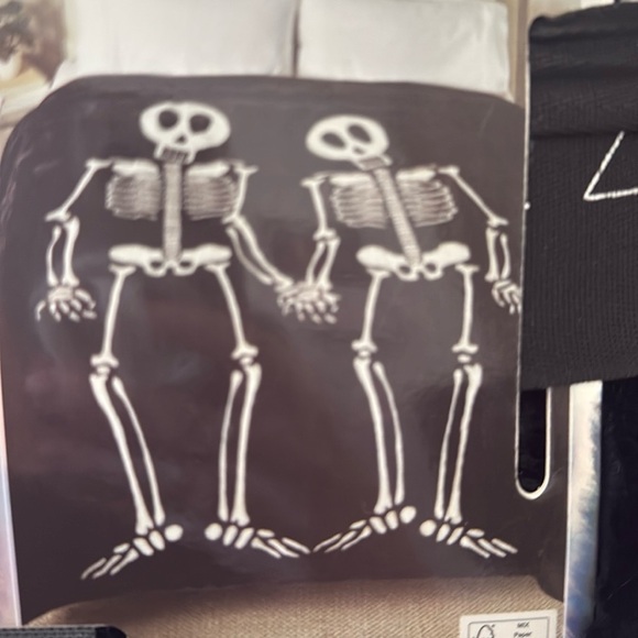 ☠️RACHEL ZOE Oversized skeletons faux fur Blanket ☠️ - Picture 2 of 7